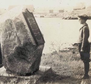Previous Shelburne monument and plaque, pictured in 1907