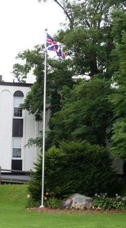 Flagpole and boulder with plaque in Memorial Park